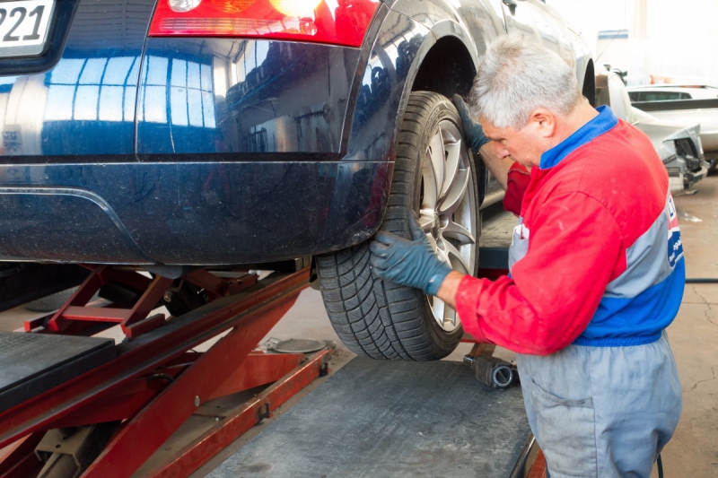 vente-LE LAVANDOU-min_auto_repair_repair_lift_auto_mechanic_work_clothes_master_professional_man_of_the_fold-685629