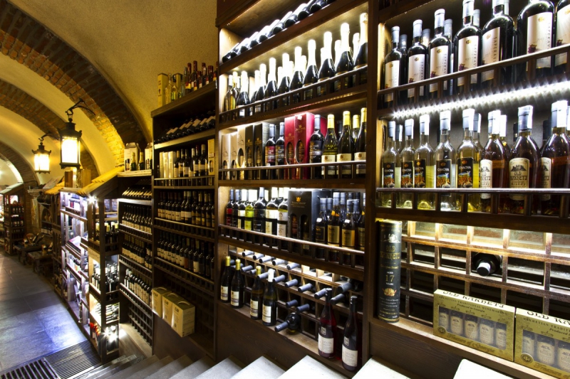 vente-LE LAVANDOU-min_world_street_travel_shop_canon_georgia_wine_bottles-429767